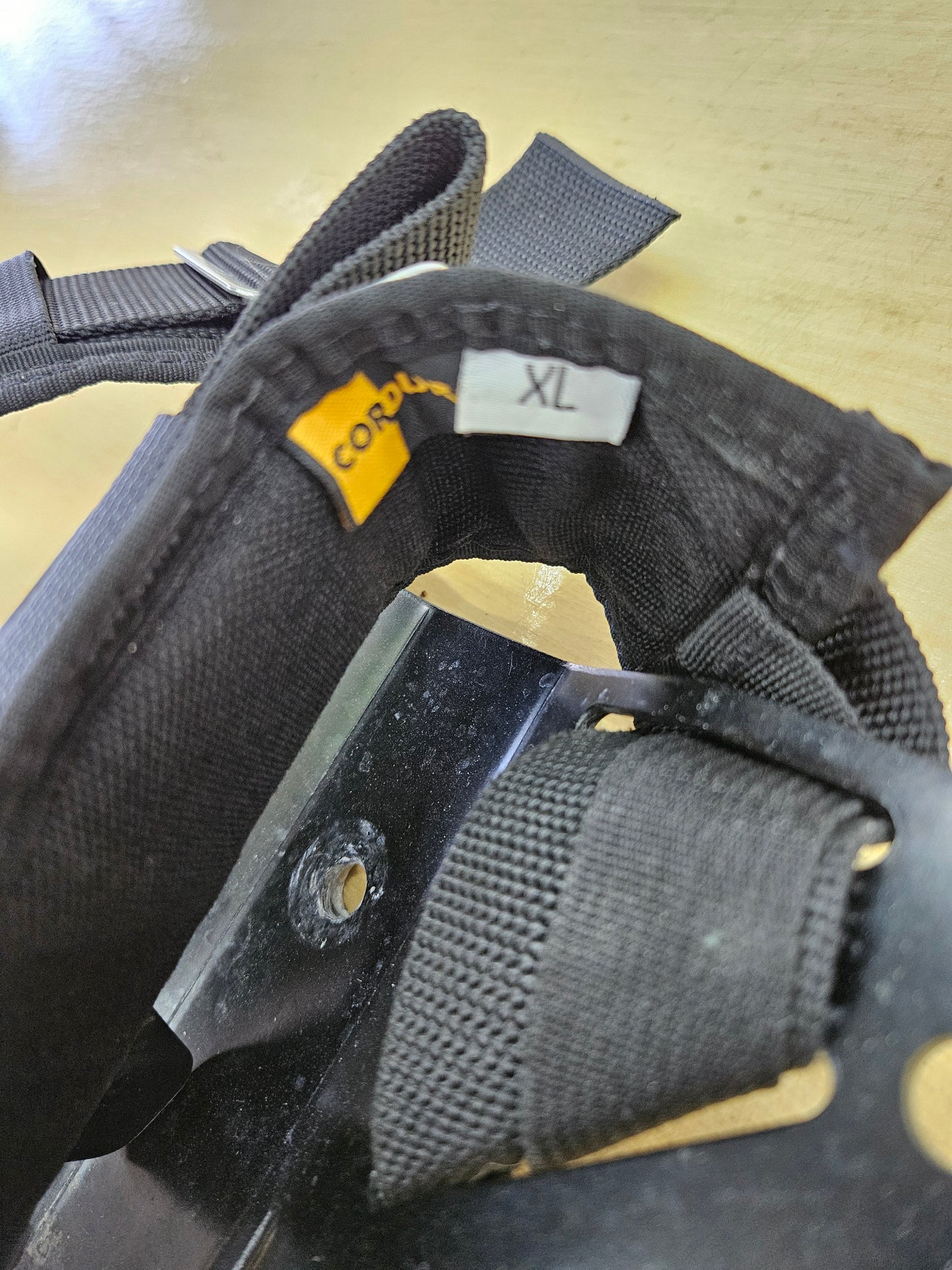 Placa trasera y arnés de aluminio Hollis