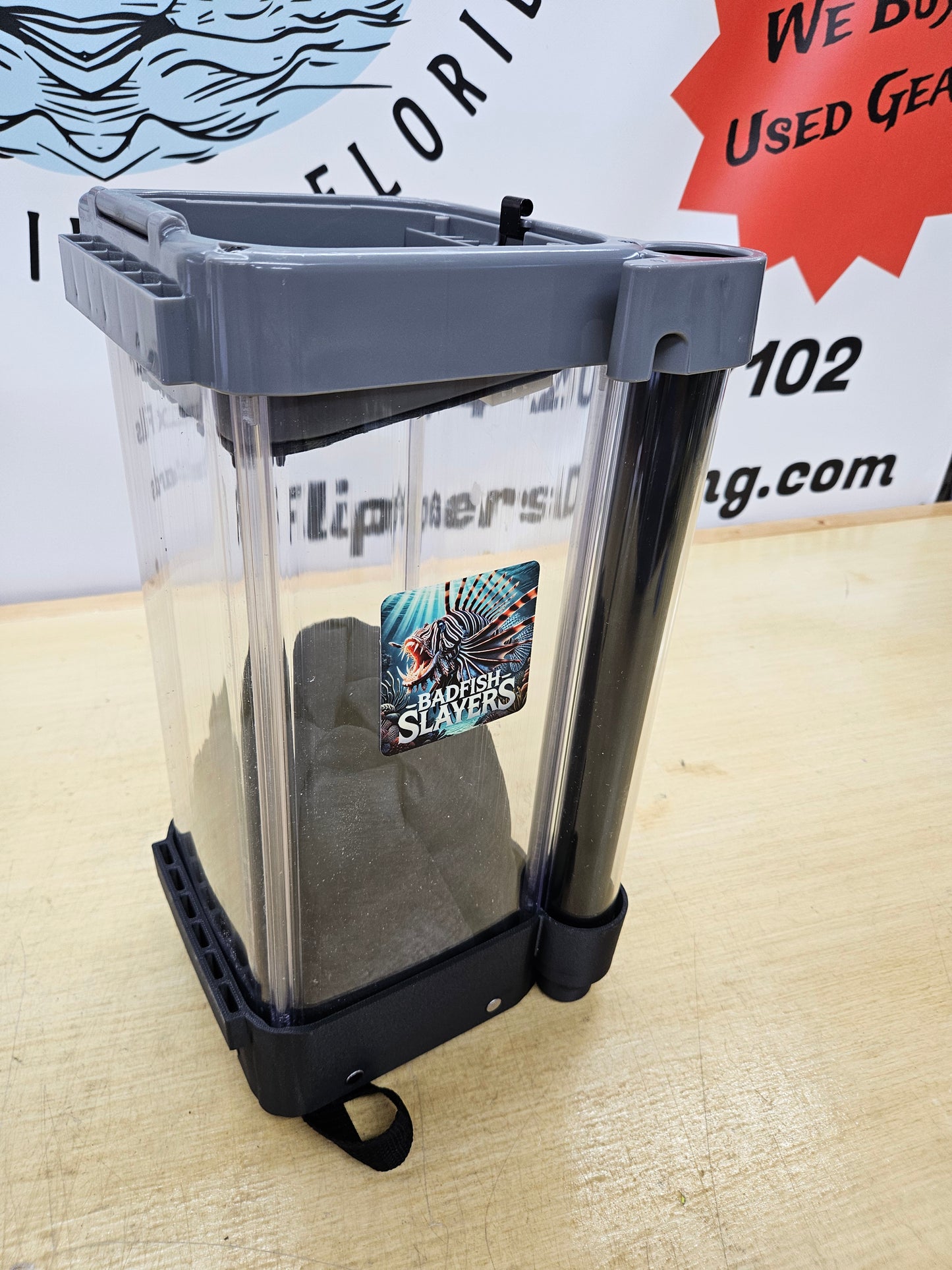 Taquilla comercial personalizada para peces león - "Cazadores de peces malos"