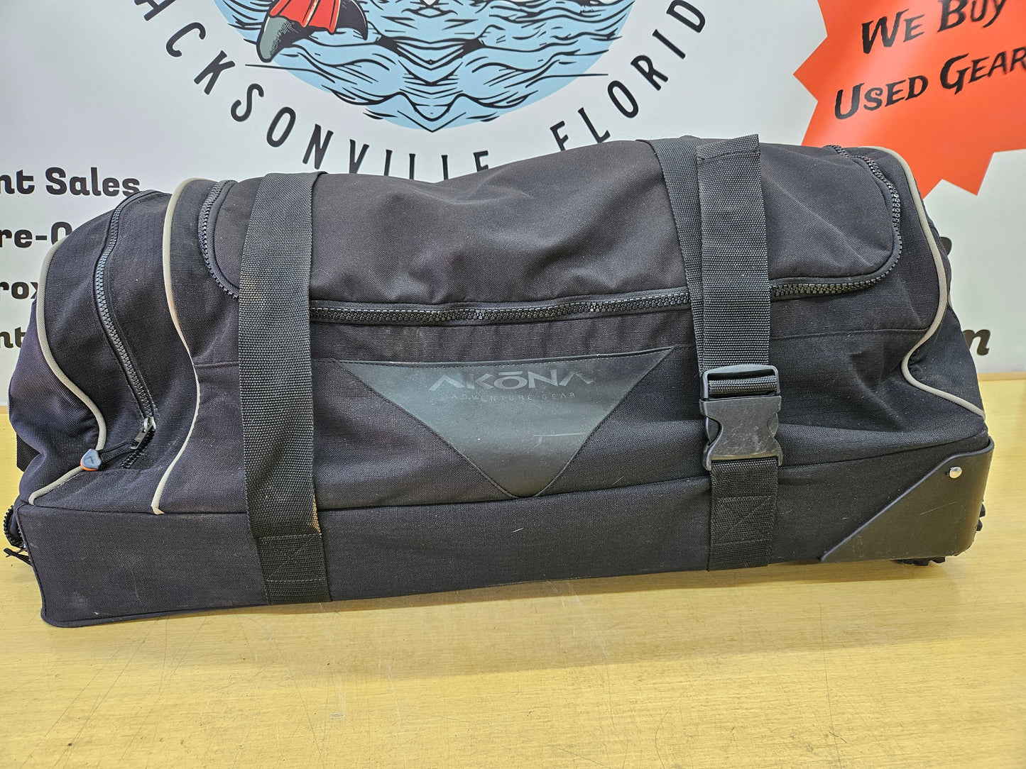 Akona Adventure Gear XL Travel Roller Bag