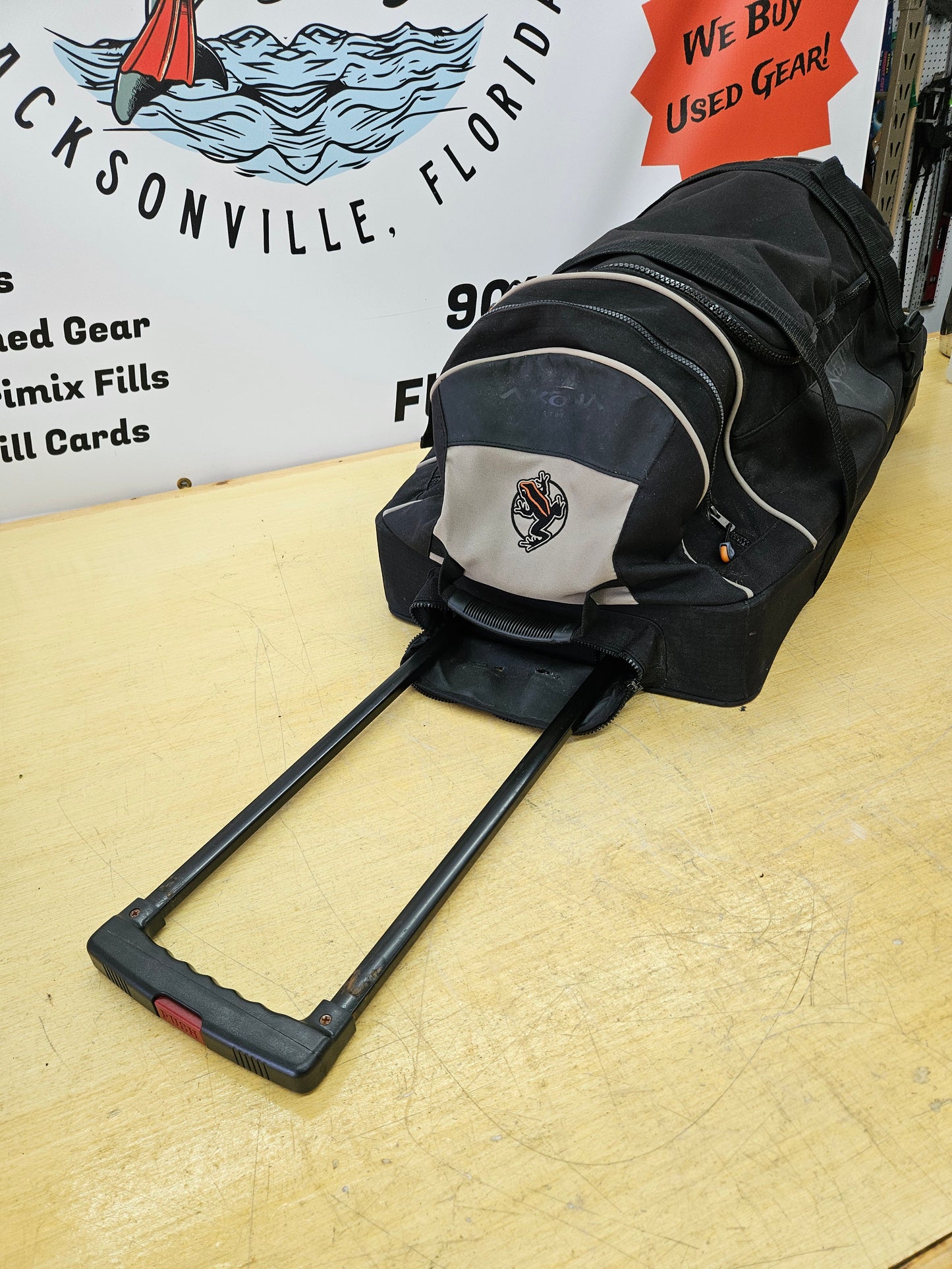 Akona Adventure Gear XL Travel Roller Bag