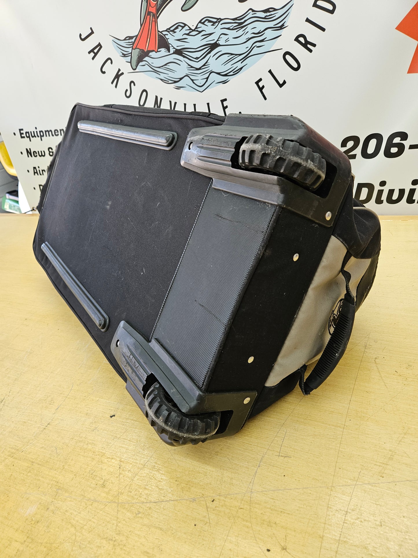 Akona Adventure Gear XL Travel Roller Bag