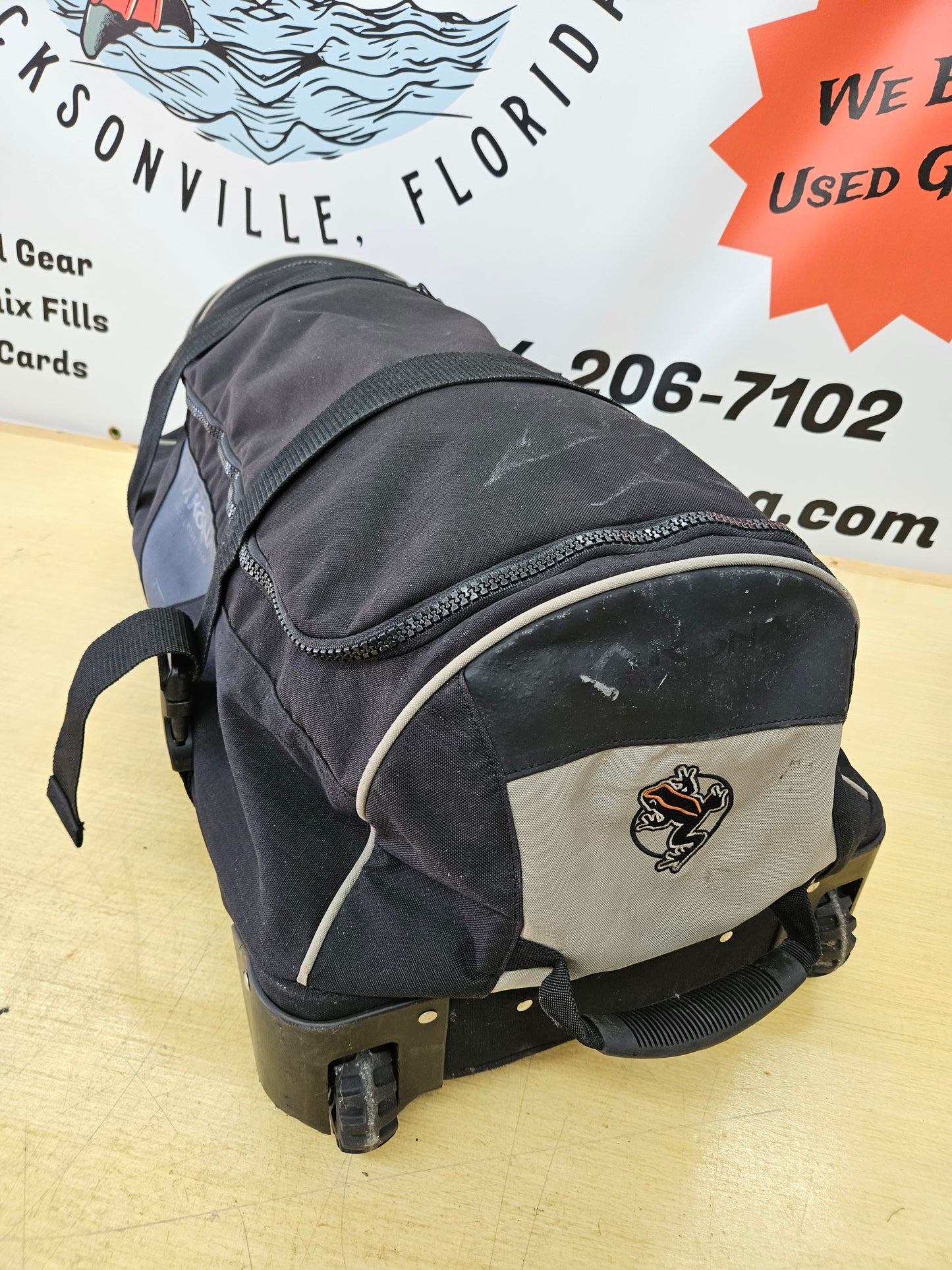 Akona Adventure Gear XL Travel Roller Bag