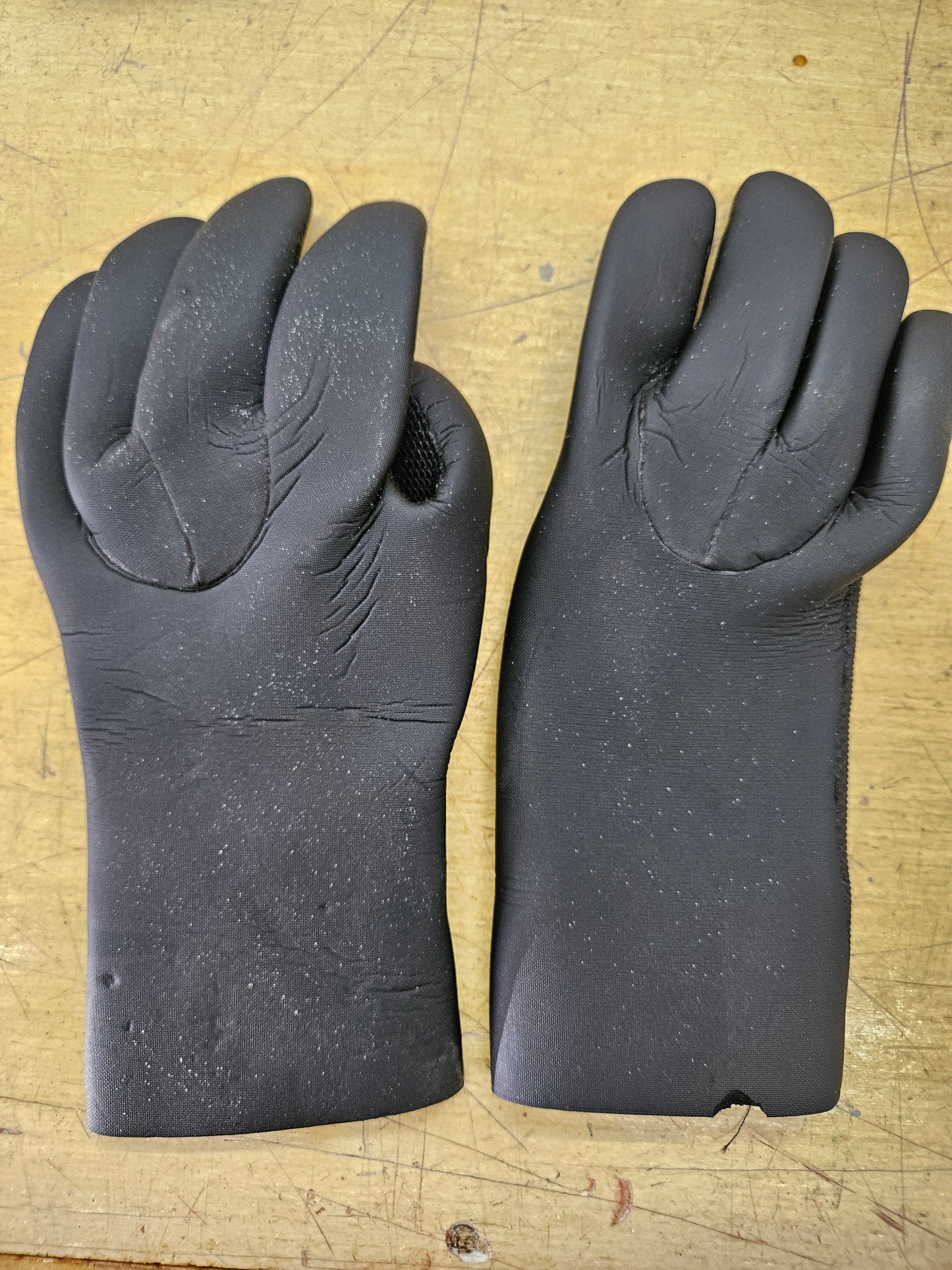 3mm Gloves (MEDIUM) #G4