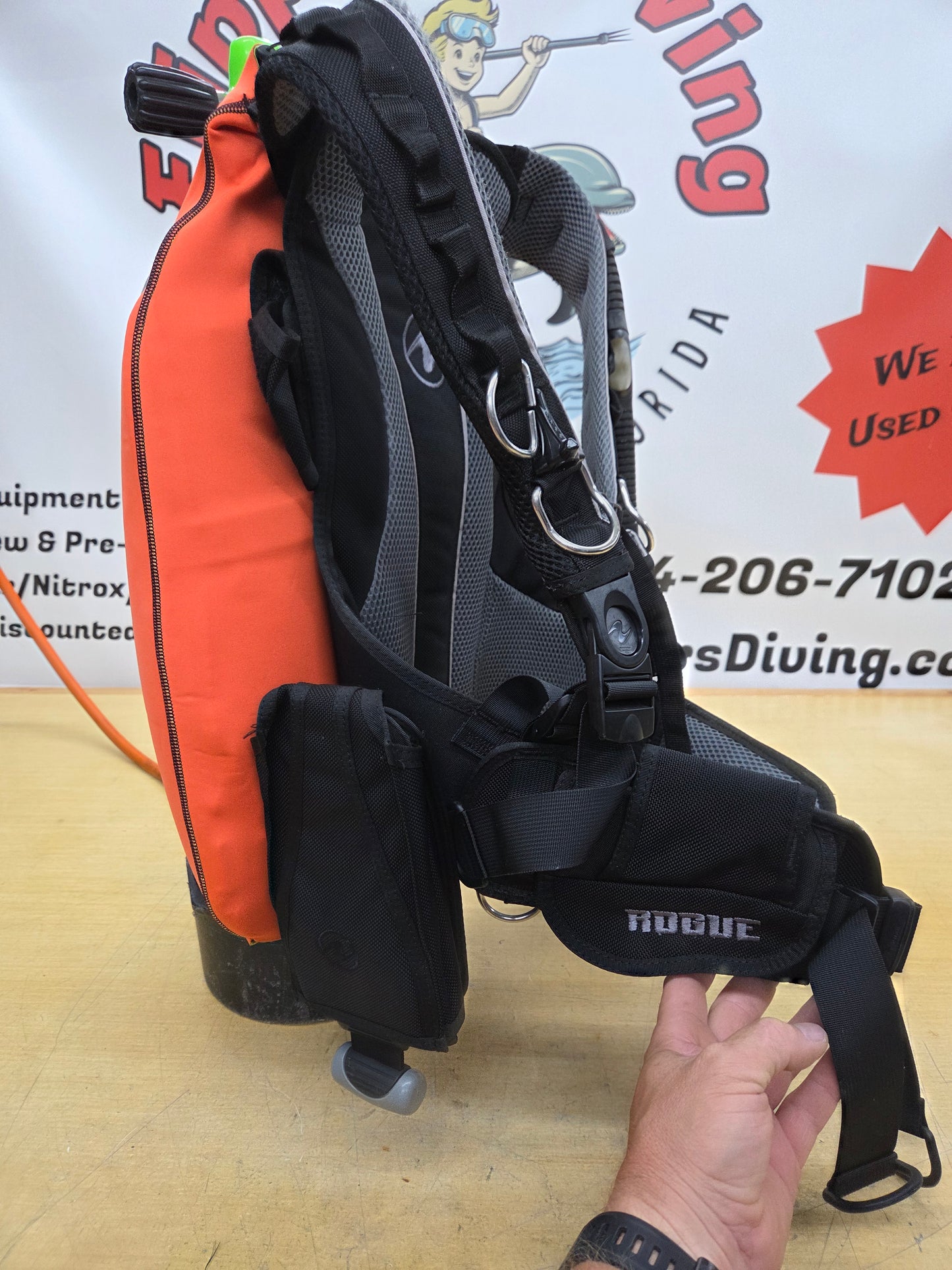 Aqualung Rogue BCD w/Air Source (LARGE)