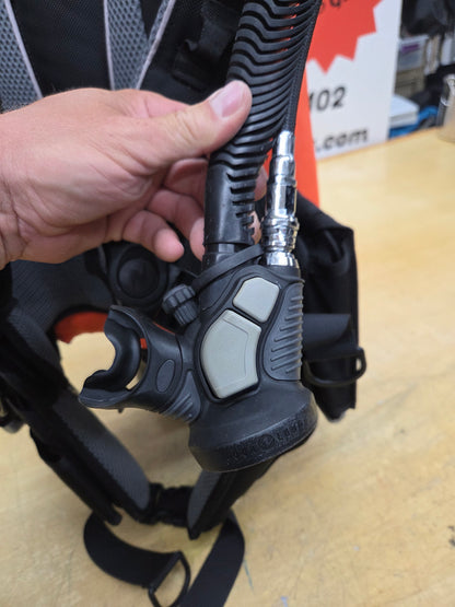 Aqualung Rogue BCD w/Air Source (LARGE)