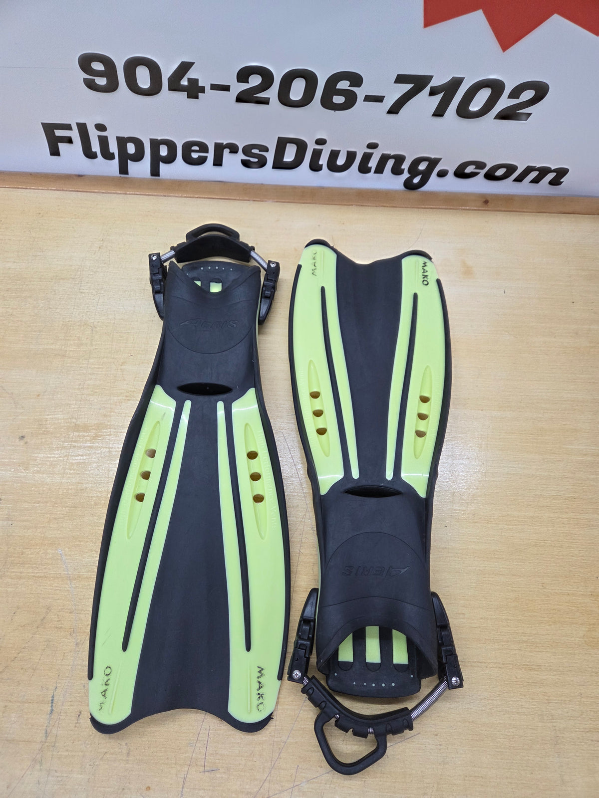 Aeries Mako Dive Fins w/Spring Straps (SMALL)